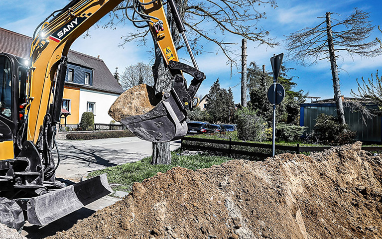 alquiler-miniexcavadora-enganche-hidraulico